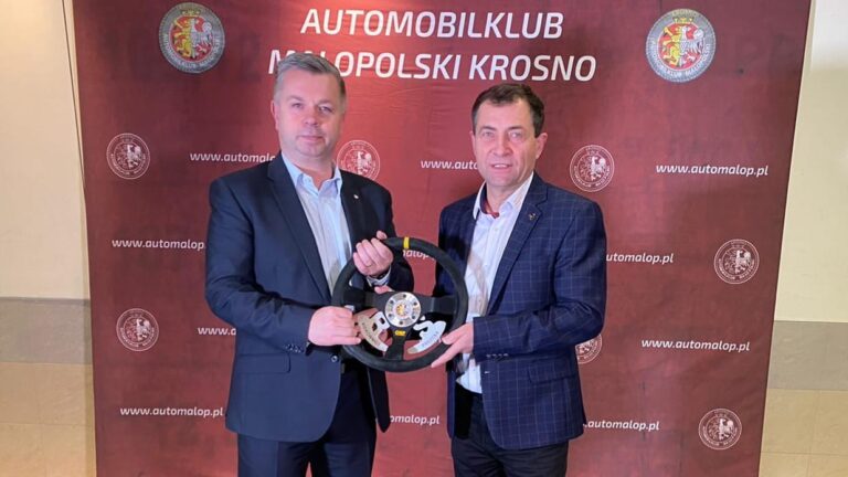 Automobilklub Małopolski Krosno ma nowego prezesa Robert Szelc przekazuje kierowanie Automobilklubem Małopolskim Krosno, nowemu prezesowi Wojciechowi Tomkiewiczowi