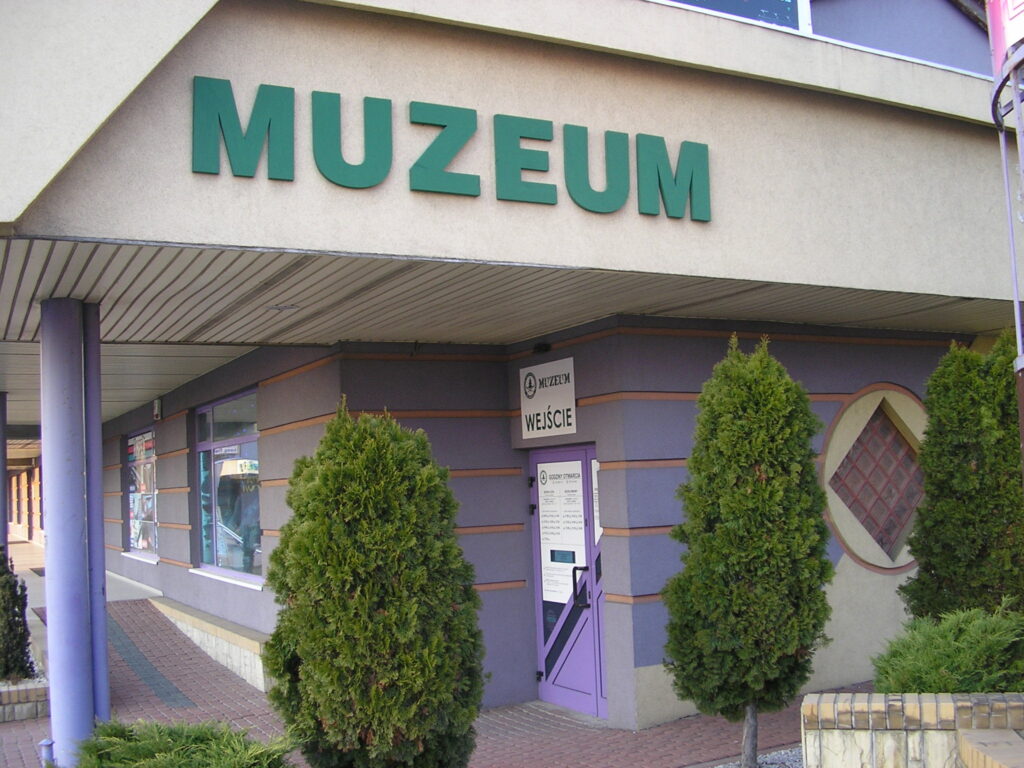 Wejście do muzeum znajduje się w pasażu handlowym przy ul. Czajkowskiego 92 w Krośnie