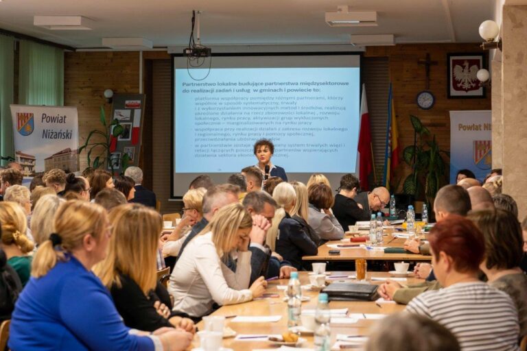 Nisko: Konferencja o budowaniu partnerstwa lokalnego na rzecz ożywienia społeczno-gospodarczego i aktywizacji rynku pracy w powiecie niżańskim